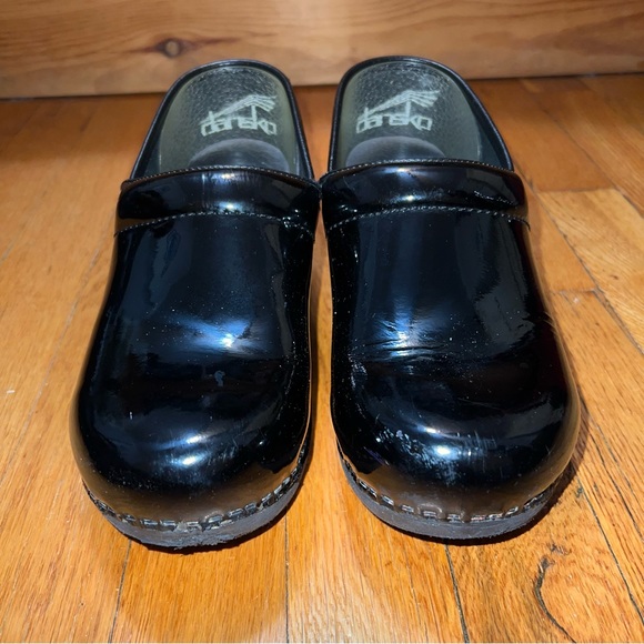 Dansko XP 2.0 Black Patent Clogs Size 38. Great used condition - Picture 5 of 8